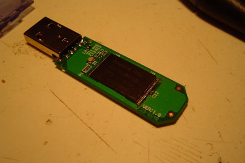 Memory stick USB desfacut (chip de memorie flash)
